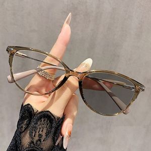 Gafas de Sol Cat Eye con Logotipo Personalizado 2025, Monturas de Gafas Fotocromáticas que Cambian de Color, Anti Luz Azul para Mujer - Product Image 3