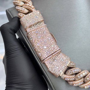 Collar de Cadena de Eslabones Cubanos con Piedras Elevadas en Tres Hileras y Cierre de Mosaico de 28MM en Oro Rosa con Moissanita VVS de Nueva Llegada - Product Image 3