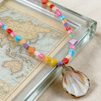 Collier réglable multicolore d'été tropical avec pendentif en coquillage naturel et perles de pierre aux couleurs acidulées, idéal pour les sorties à la plage