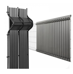 Panneaux de clôture 3D à bande verticale à cadre métallique de 2.5m Kit de latte à latte rigide en PVC <span class=keywords><strong>Occultation</strong></span> Poteaux de clôture en PVC Matériau WPC - Product Image 1
