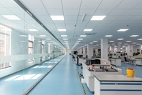 Station de travail de laboratoire en fer en forme de U avec disposition entièrement entourée pour des expériences complètes dans les environnements hospitaliers et scolaires