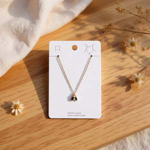 Collar de Acero Inoxidable con Colgante de Abeja Pequeña y Diamantes de Imitación - Product Image 2