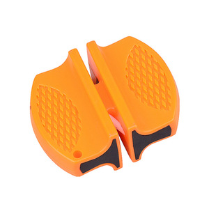 Aiguiseur de couteaux en forme de V orange avec céramique et carbure de tungstène pour une utilisation en extérieur et pour les couteaux de cuisine - Product Image 4