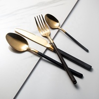 Ensemble de couverts de mariage modernes en acier inoxydable avec poignée noire de luxe et finition polie miroir pour la maison et l'hôtellerie