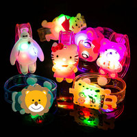 Vente en gros, bande dessinée créative réutilisable, cadeau de fête pour enfants, montre LED lumineuse, Bracelet clignotant, Bracelet lumineux