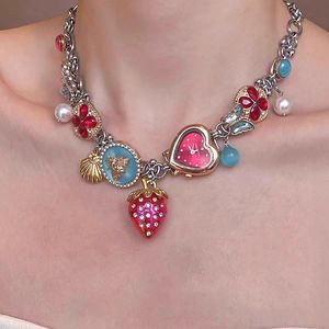 Squisita Collana Girocollo Vintage Y2K con Ciondoli Multipli: Fragola Colorata, Ape, Quadrifoglio, Cuore e Orologio - Product Image 2