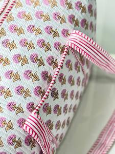 Bolsa de Viaje Acolchada de Algodón, Hecha a Mano, Elegante, Ligera, Duradera, con Estampado Tradicional, Perfecta para Viajes de Fin de Semana - Product Image 3