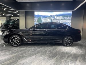 <span class=keywords><strong>BMW</strong></span> Serie 5 Modello 530Li 2022 Luxury Line Pacchetto M Sport Auto Usata in Stock Guida a Sinistra Interni in Pelle Scuro R19 - Product Image 4