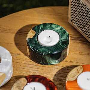 Porte-bougie unique en résine et bois fait à la main, combinant du bois naturel et de la résine colorée, design artistique et durable, idéal - Product Image 4