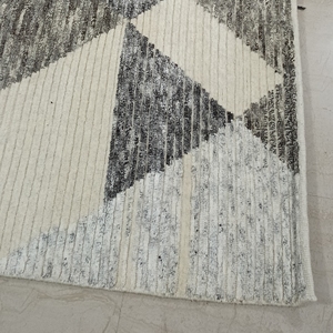 Tapis à poils ras de épaisseur moyenne, noué à la main, écologique, en laine de Nouvelle-Zélande 3/25, avec support en coton, motif géométrique moderne Shivani - Product Image 1