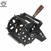 Désherbeur manuel à poussoir avec lames rotatives dentelées et manche en bois pour ameublir le sol du jardin et contrôler les adventices agricoles