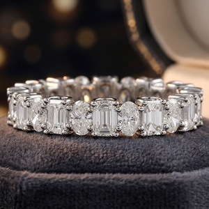 Bague d'éternité classique pour femme en or premium avec diamants naturels de 2,94 carats, taille ovale et taille émeraude alternées - Product Image 2