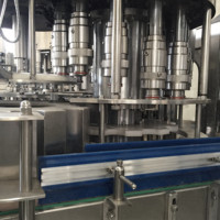 Machine de remplissage automatique d'eau, ligne d'embouteillage automatique de bouteilles PET avec convoyeur servo et structure compacte