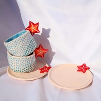 Ensemble de tasse et soucoupe en céramique artisanale sur le thème des étoiles de mer avec une texture à pois unique-Décoration d'intérieur inspirée de la côte