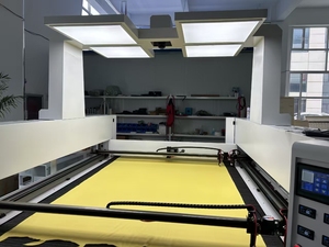 Máy cắt <span class=keywords><strong>laser</strong></span> CNC CO2 1800x3000mm cho vải & dệt với nền tảng băng tải - Product Image 2