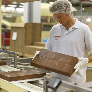Machine de formage de chocolat à grande barre, centre rempli, dépôt en une seule fois, ligne de processus de chocolat, fabricant de machine de fabrication de chocolat