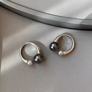 Nuovi Anelli 2024 in Ottone Placcato Platino con Zirconi Incastonati, Regolabili, Lucidi, con Perle Nere, Bianche e Grigie per Donne - Product Image 3