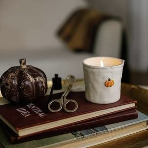 Bougie artisanale en céramique LANJO avec récipient de 8 oz, décor citrouille, parfumée, pour décoration intérieure, cadeau, cire de soja - Product Image 1