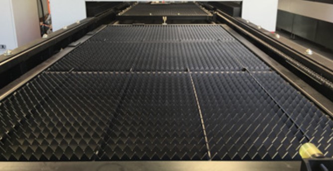 Iron Aluminum Fiber Laser Cutting Machine 1kw 2kw 4KW 6KW 1530 3015 9