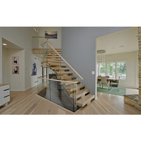 Escalier flottant droit, escalier intérieur, escalier dans le salon, la cuisine d'une maison préfabriquée avec rampes et éclairage