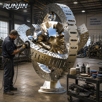 Grande sculpture sphérique creuse en acier inoxydable poli miroir, avec ruban métallique entrelacé, Art métallique Orb, Fabrication sur mesure pour place publique