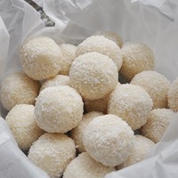 Ligne de production automatique de petites boules de dattes à la noix de coco, petite machine à fabriquer des boules de dattes protéinées, machine à fabriquer des boules de bonheur pour la vente au détail