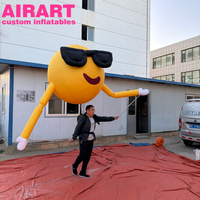 Ballon gonflable jaune en forme de dessin animé avec décoration de lunettes noires