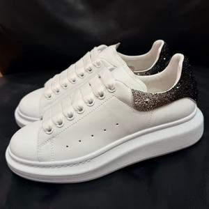 Zapatos de Lujo de Diseño Muq: Zapatillas Casuales de Cuero con Diseño de Tacón Adornado con Pedrería en Degradado para Hombre y Mujer - Product Image 5