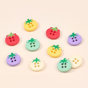 Boutons-pression décoratifs à quatre trous en forme de tomate de dessin animé mignonne pour enfants, idéaux pour <span class=keywords><strong>la</strong></span> couture de pulls, cardigans, manteaux et vestes - Product Image 2
