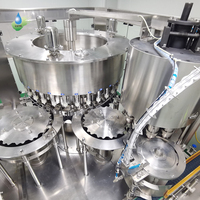 Ligne de production d'eau minérale complète et automatisée clé en main et machine de remplissage, étiquetage et emballage 3-en-1 pour bouteilles PET