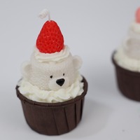 Bougie parfumée personnalisée en forme d'ours, en cire de soja, avec décorations de cupcakes fraise, cerise et macaron, styles variés et marque privée OEM