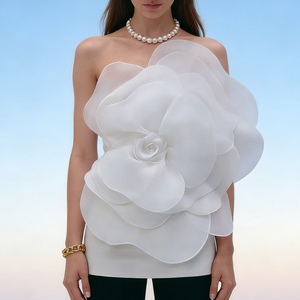 Robe mini asymétrique à fleurs pour femme - Haut tendance avec appliques florales 3D - Product Image 3