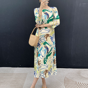 Vestido Miyake plisado de la serie Verano 2026, con nueva tecnología, efecto adelgazante y que cubre la figura, elástico, elegante y a la moda. - Product Image 1