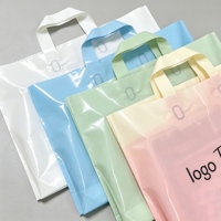 Sac fourre-tout en plastique recyclable avec poignée boucle personnalisée, logo sur mesure, finition brillante PE, pour emballage de vêtements de détail, Guangdong