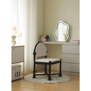 Silla de Maquillaje Vintage de Madera Maciza con Respaldo de Piel de Cordero, Silla de Diseño para Vestidor - Product Image 2