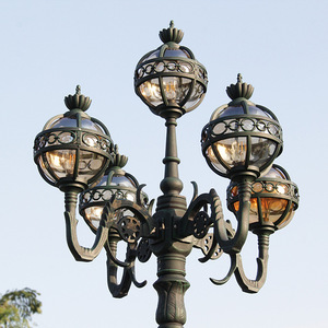 Lampadaire de jardin LED extérieur en laiton avec 5 abat-jour en verre, blanc chaud 2700K, AC 220V, IP66, détecteur de mouvement, fixation non amovible - Product Image 6