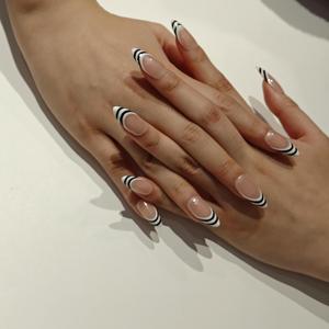 Ongles press-on <span class=keywords><strong>tendance</strong></span> Muhaha : <span class=keywords><strong>Manucure</strong></span> française en amande avec double rayures - Product Image 4