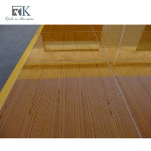 Plateforme de danse moderne en bois jaune veiné avec bords, pour la décoration d'événements - Product Image 5
