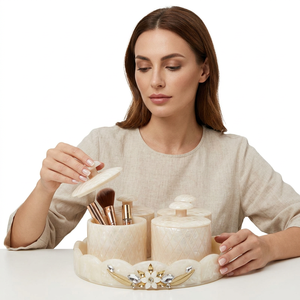 Bandeja de Servir Moderna de Resina, Juego de 4 Recipientes Calentables, Aptos para Lavavajillas, Diseño Moderno y Ecológico para Uso en la Cocina y Despensa - Product Image 1