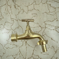 Robinet de lavabo mural en laiton poli avec un design traditionnel, installation facile, fabriqué en Chine pour une utilisation en salle de bain