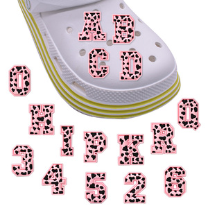 26 Breloques de chaussures en PVC 3D à motif léopard rose, lettres bulles, chiffres et alphabet anglais, accessoires de décoration DIY pour sabots, vente en gros - Product Image 1