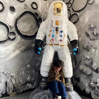 Sculpture de figurine d'astronaute en fibre de verre personnalisée pour vitrine de hall d'exposition, installation de point photo pour événement pop-up de marque