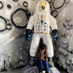 Escultura de Astronauta de Fibra de Vidrio Personalizada para Exhibición en Vestíbulo de Sala de Exposiciones, Instalación de Punto de Fotografía para Eventos Pop-Up - Product Image 5