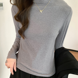 T-shirt à col montant et manches longues pour femme, coupe ajustée et élégante, idéal comme sous-vêtement. - Product Image 2