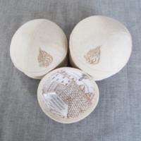 Kippah de Tela de Lino Bordada y Estampada Digitalmente Personalizada. Kippah adecuada para bodas y ceremonias de quinceañera, judía