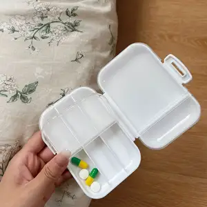 Белая переносная коробка для таблеток