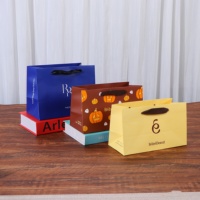 Sacs cadeaux en papier carton blanc miniatures personnalisés avec logo imprimé, design personnalisé, certifiés FSC, emballages cadeaux artisanaux