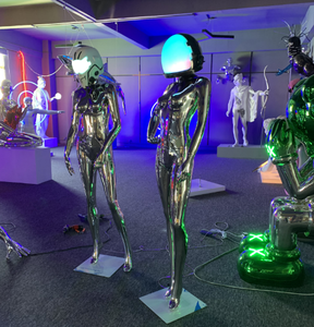 Scultura LED Personalizzata di Ragazza Futuristica: Popolare Rappresentazione della Tecnologia Futura e dell'Arte Sensoriale nella Decorazione - Product Image 1