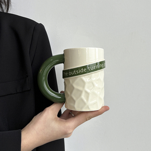 Tasses à café réutilisables BloomSip Nordic Backpack Style en porcelaine de qualité alimentaire 400 ml avec poignée verte bombée, coffret cadeau, vente en gros, personnalisables - Product Image 1