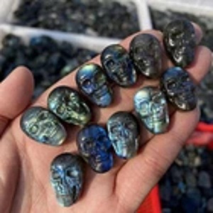 Venta al por mayor de mini calaveras de labradorita natural talladas, calaveras de cristal de labradorita azul brillante, cuentas y colgantes para joyería. - Product Image 2